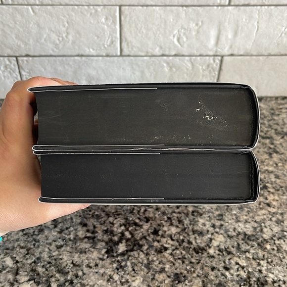 Special Edition/First Edition of Fourth Wing and Iron Flame by Rebecca Yarros - Picture 4 of 7